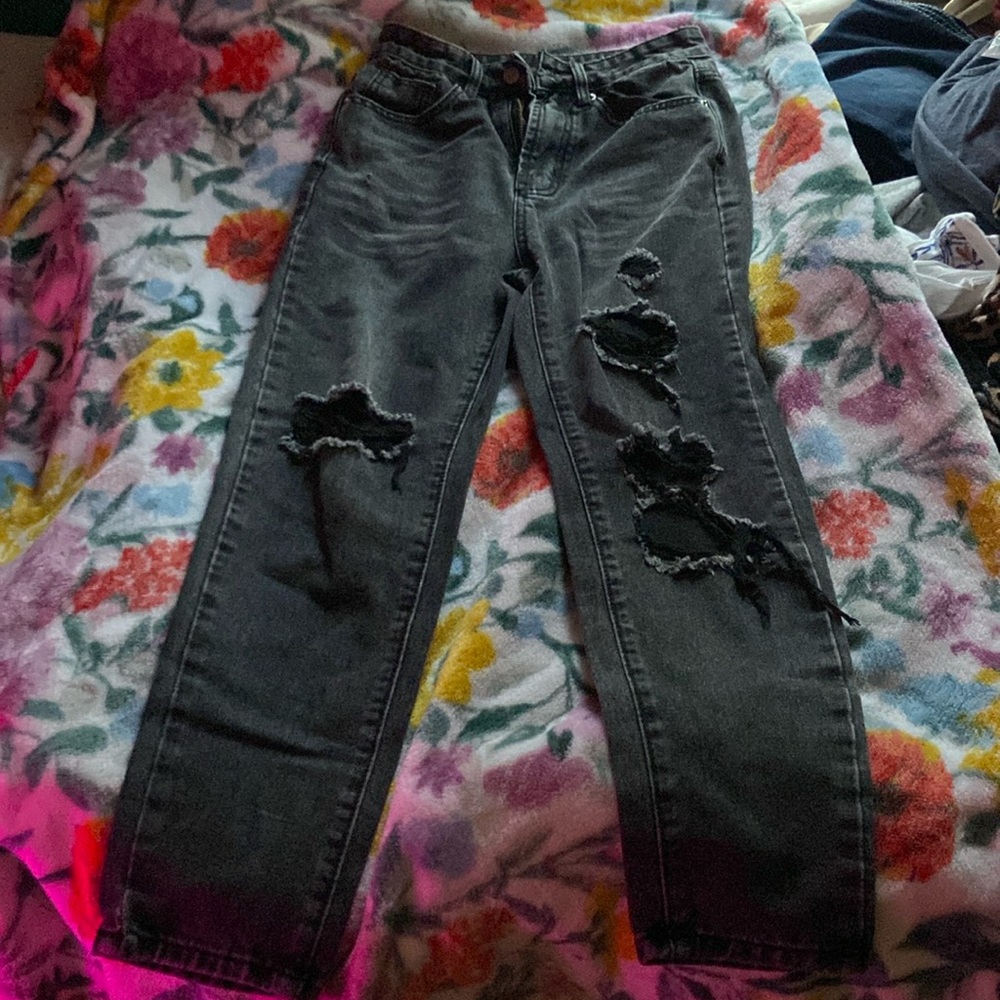 Women’s size xxsmall. Black baggy jeans with rips.